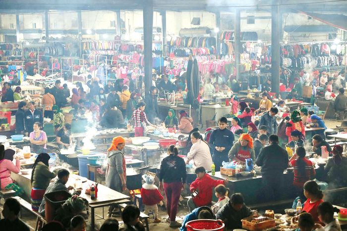 Không gian ẩm thực xôm tụ cuối phiên chợ