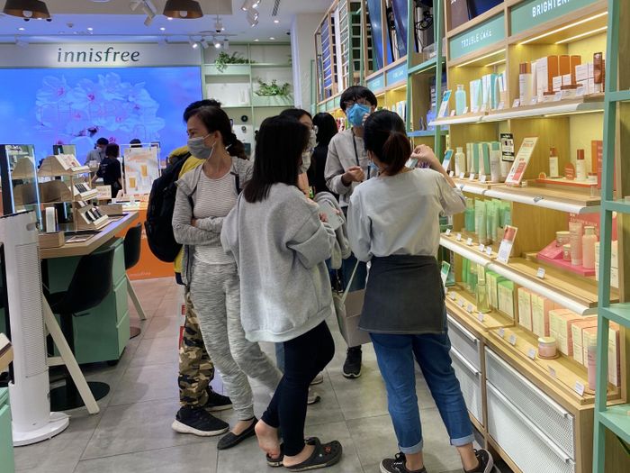 Bên trong trung tâm thương mại, hoạt động mua sắm sôi động, nhiều chương trình khuyến mại hấp dẫn dành riêng cho phái nữ. Gian hàng làm đẹp, thời trang, trang sức đông khách