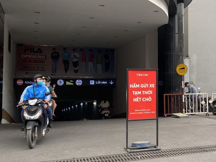 Phố xá đông đúc, trung tâm thương mại quá tải, thông báo hết chỗ gửi xe. Nhiều khách hàng chấp nhận gửi ở các điểm tự phát với giá 10.000 – 20.000 đồng/ xe máy, 50.000 đồng/ ôtô, giới hạn thời gian gửi