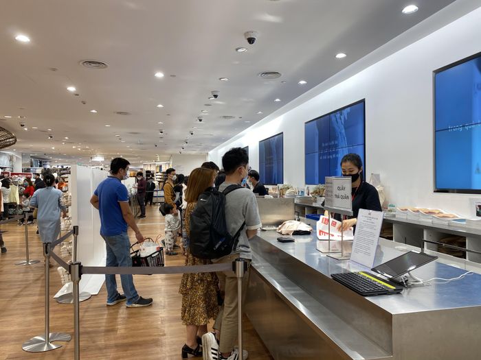 Khách xếp hàng chờ đợi thanh toán ở một cửa hàng thời trang. Loạt khuyến mại được triển khai dịp này, nhiều nơi giảm giá tới 50 – 80% suốt tuần qua. Một số quầy có lượng khách nam áp đảo, mua hàng kèm yêu cầu gói quà tặng 8/3