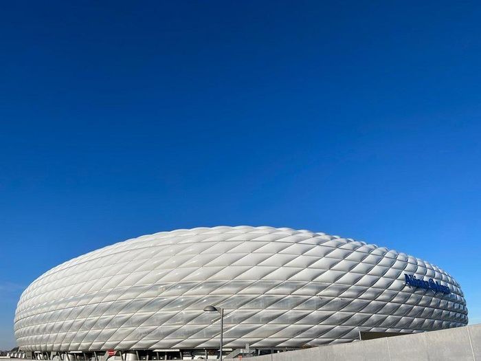Thời tiết trên SVĐ Allianz Arena khá thuận lợi cho trận derby nước Đức. Đáng tiếc do đại dịch Covid-19 nên không có khán giả vào sân theo dõi