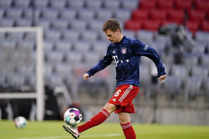 Kimmich bên phía Bayern khởi động trước trận đấu