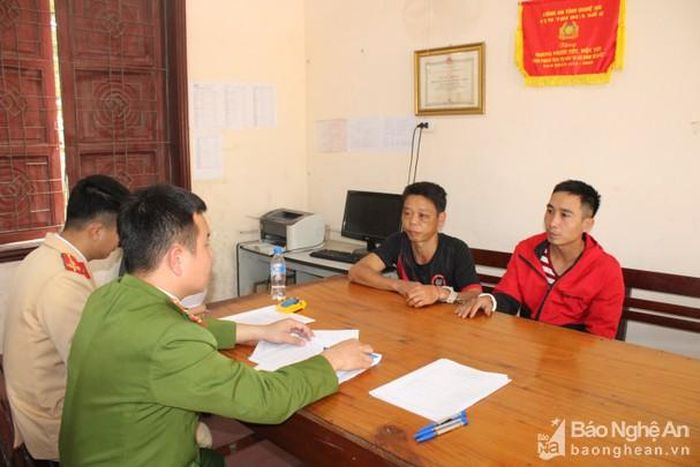 Lực lượng chức năng lấy lời khai của các đối tượng. Ảnh: K.K