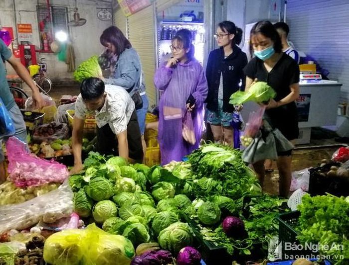 Tại các chợ TP.Vinh, giá rau vẫn đang nằm ở mức cao. Ảnh: Nguyên Châu