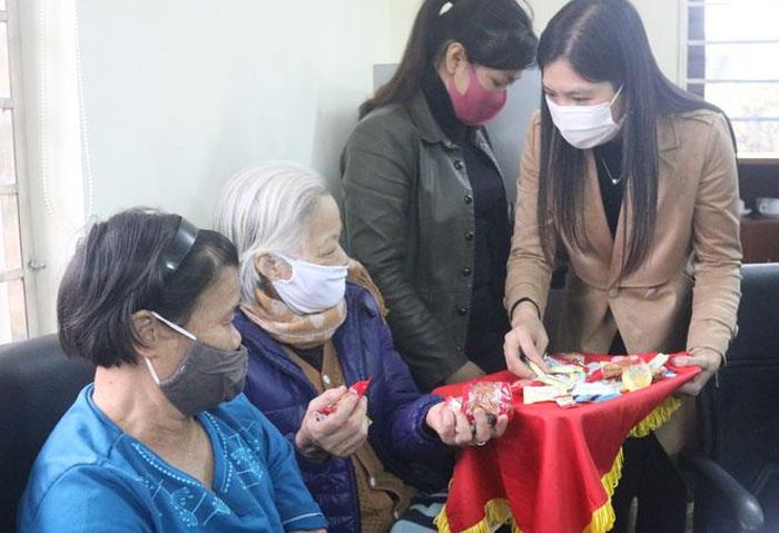 Bà Phạm Thị Thu Thủy, Chủ tịch Hội LHPN tỉnh thăm, tặng quà cho phụ nữ yếu thế.