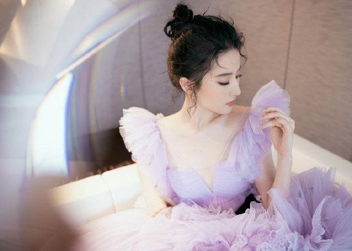 Sau khoảng thời gian dài nghỉ ngơi, Lưu Diệc Phi gần đây đã quay lại phim trường. Cô hiện cùng nam diễn viên Trần Hiểu ghi hình phim Mộng hoa lục. Đây là tác phẩm truyền hình mới của nữ diễn viên sau bốn năm kể từ khi tham gia Nam yên trai bút lục.
