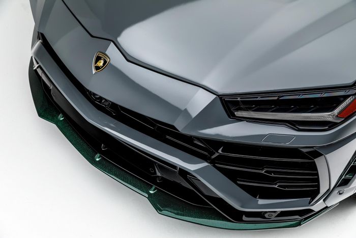 Nội thất của chiếc Urus này cũng sử dụng vật liệu carbon ở nhiều nơi như táp-lô, bảng điều khiển trung tâm, vô-lăng… Trần xe được RFS Motorsports độ theo phong cách “bầu trời sao” của Rolls-Royce với màu sắc xanh lá.