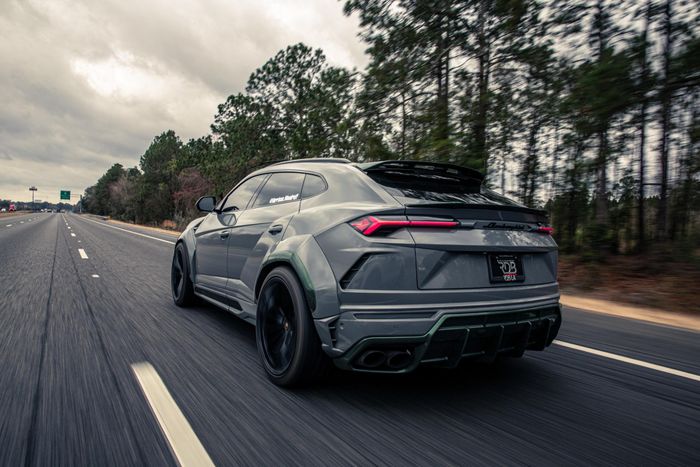 Bản độ Urus này thuộc sở hữu của Harrison Woodruff - tay chơi xe có tiếng tại Los Angeles (Mỹ). Ngoài chiếc Urus, garage của Woodruff còn có Porsche 911 GT3 RS (thế hệ 991), 911 Carrera (thế hệ 997), Acura NSX, Ford F-150…