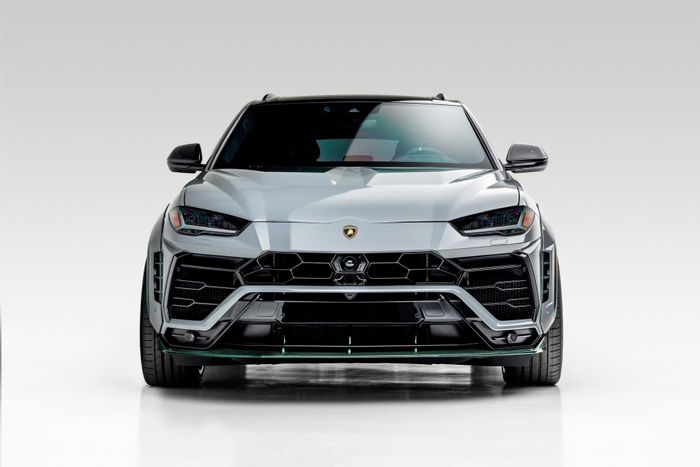 Chiếc Urus của Woodruff mang màu ngoại thất xám đậm hoàn toàn mới của 1016 Industries. Theo nhiều người chơi xe, tone màu này giúp chiếc xe trở nên thể thao hơn, dù đó là chiếc sedan hay SUV.