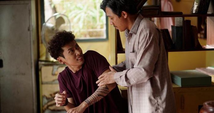 Tuấn Trần (trái) trong vai Quắn, con trai Ba Sang. Ảnh: ĐPCC