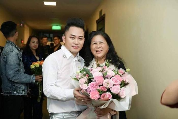 Tùng Dương và mẹ nuôi (bác ruột)