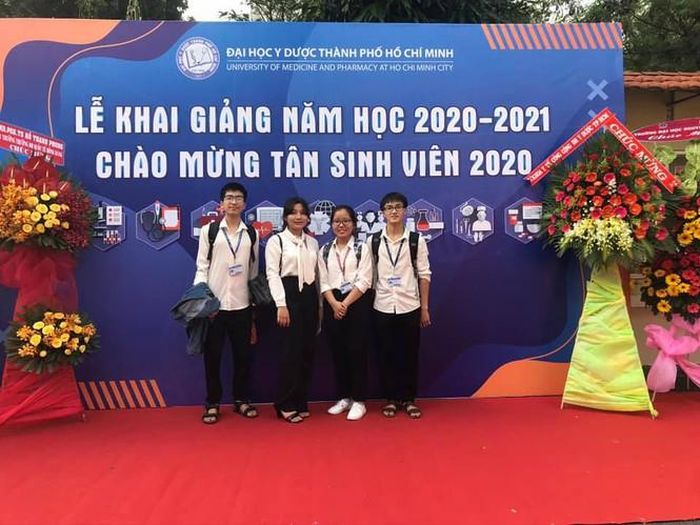 Phạm Minh Trí (ngoài cùng, bên phải) và các bạn trong lễ đón tân sinh viên, năm 2020 của trường ĐH Y Dược TP. HCM.