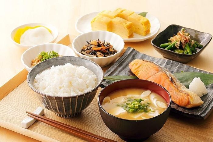 9. Người Nhật thích ăn cơm nguội: Điểm đặc biệt trong cách ăn cơm của người Nhật là họ hiếm khi dùng cơm nóng, họ thường để cơm nguội bớt rồi mới ăn bởi lúc này, cấu trúc của gạo sẽ thay đổi và hàm lượng tinh bột kháng sẽ tăng lên. Chất này không dễ tiêu hóa, khi vào trong cơ thể sẽ làm chậm sự hấp thụ glucose trong cơ thể. Chính vì vậy, lượng đường trong máu sẽ không tăng quá nhanh, giúp ổn định lượng đường trong máu. Ngoài ra, cách ăn này giúp người Nhật cảm thấy no lâu, kiểm soát sự thèm ăn, và sau đó hạn chế lượng calo tiêu thụ trong ngày.