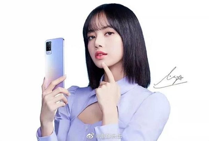 Sau đó, nhưng bức ảnh do các fan chỉnh sửa khiến cộng đồng mạng vô cùng hài lòng. Nhìn vào tấm hình này, có bình luận cho rằng trông bàn tay của Lisa tự nhiên hơn rất nhiều