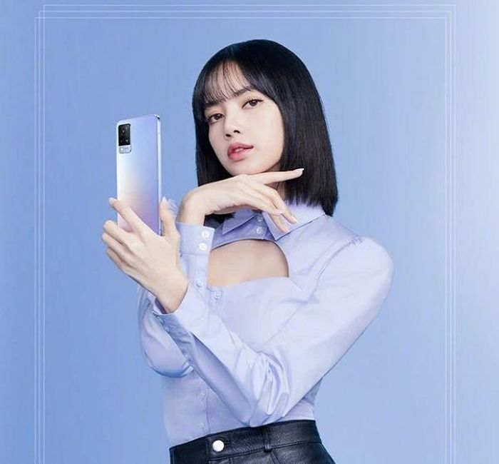 Trên Weibo, hàng ngàn fan tỏ ra vô cùng bức xúc trước cách làm việc cẩu thả của YG cùng các nhân viên phụ trách hình ảnh. Theo thông tin, vì tình hình đại dịch, Lisa không thể sang Trung Quốc để ghi show lẫn quay quảng cáo, chính vì vậy YG sẽ là phía phụ trách công việc của Lisa.
