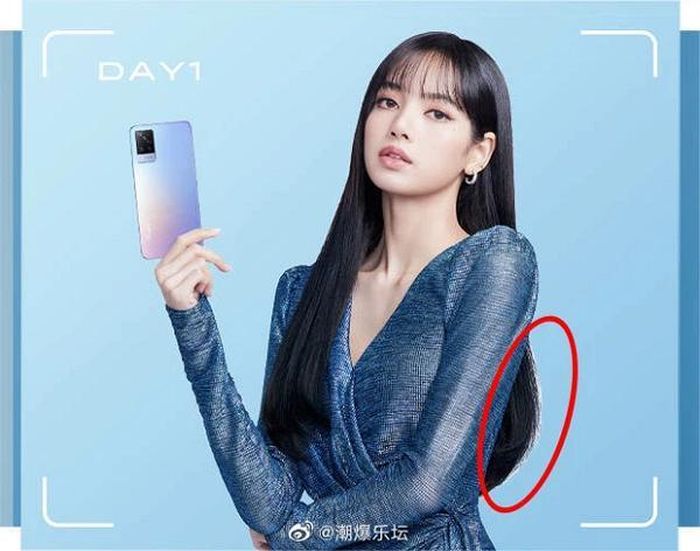 Trong bức ảnh khác, với phần tóc của Lisa chưa được tỉa tót kĩ càng và còn dính nguyên cả mảng nền trắng. Bên cạnh đó, hình ảnh điện thoại trên tay nữ idol dường như có độ phân giải khá thấp, cắt ghép xong mà vẫn lởm chởm răng cưa xung quanh.