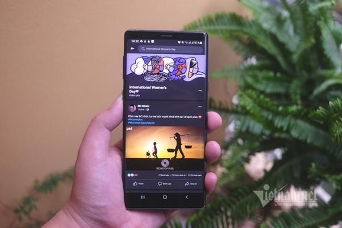 Ấn vào biểu tượng Facebook, thay vì quay lại trang chủ, mạng xã hội dẫn người dùng đến một chuyên mục riêng để kỷ niệm ngày Quốc tế Phụ nữ. Ảnh: Trọng Đạt
