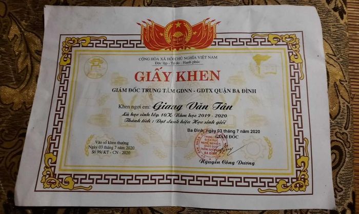 Dù trong nghèo khó và thiếu thốn trăm bề nhưng những khi được học cái chữ các em ở xóm Phao đã ý chí, nghị lực vươn lên học tập đạt kết quả tốt