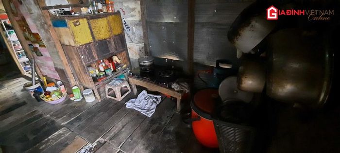 Không điện nước, những chiếc lều của người dân làng chài ở bãi Giữa sông Hồng cũng trống hoác không có vật dụng gì đáng giá