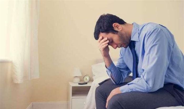 Anh ấy là người có nhiều cảm xúc nhưng không muốn thể hiện ra ngoài bởi anh ấy lo lắng bạn có thể tận dụng điểm yếu này để điều khiển anh ấy. Anh ấy không muốn bị cho là một kẻ yếu đuối.