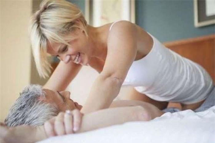 Anh ấy muốn cảm nhận được rằng bạn gái mình (đôi khi là cả những cô gái khác) muốn có anh ấy. Anh ấy sẽ không bao giờ thừa nhận điều đó- đặc biệt là đối với bạn gái của mình.