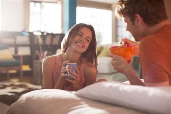 Anh ấy muốn nói chuyện. Chọn một chủ đề mà anh ấy thích và anh sẽ biến thành một người nhiều chuyện ngay lập tức. Đừng ngần ngại nói với anh ấy rằng bạn đã có một ngày thế nào...