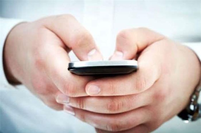 Anh ấy muốn nhận được những dòng tin nhắn yêu thương. Hãy gửi cho anh ấy những tin nhắn nghịch ngợm phác thảo kế hoạch buổi tối của hai bạn.