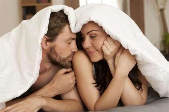 Anh ấy thích sự dịu dàng.Đàn ông cũng thích được ôm ấp. Hãy yêu anh ấy với tất cả sự dịu dàng của bạn.