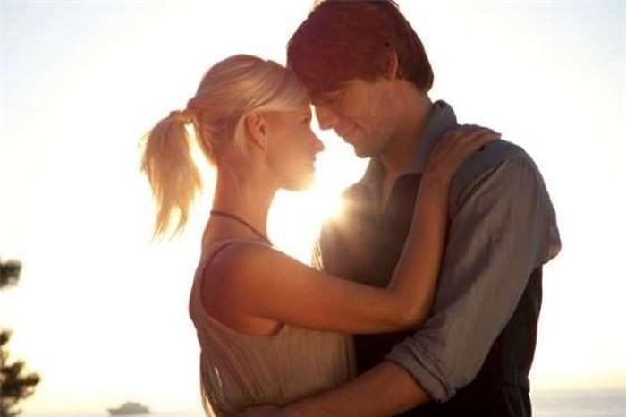 Anh ấy muốn được bảo vệ bạn. Mặc dù anh thích bạn là một người phụ nữ độc lập, nhưng anh vẫn muốn được bảo vệ bạn. Anh muốn bên bạn và giúp bạn thoát ra khỏi "một mớ hỗn độn" trong cuộc sống.