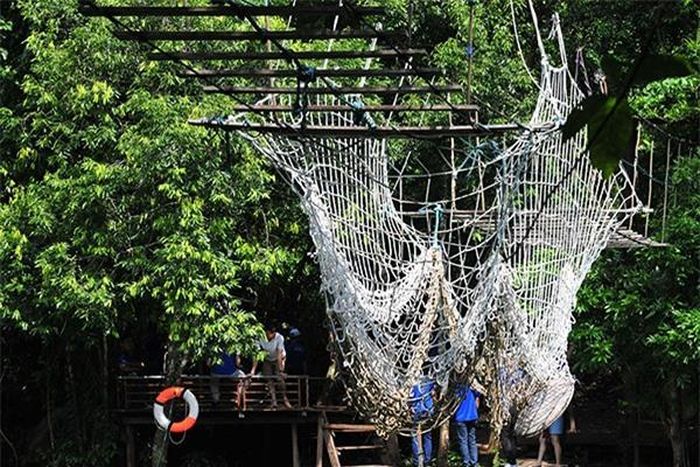 Một số dịch vụ vui chơi, giải trí như nhảy cầu, bơi thuyền, tắm hồ tại khu du lịch.