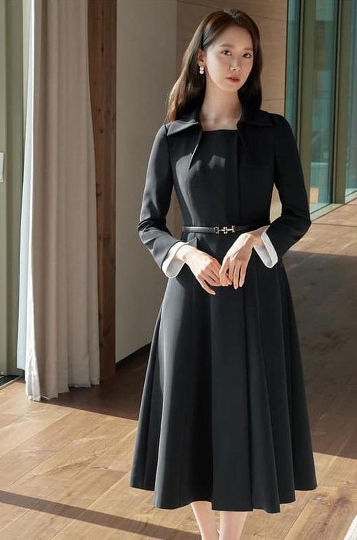 Còn với những nàng không thích biến tấu hay trang phục quá thu hút có thể diện mẫu váy đen với phần vạt váy xếp ly nhẹ nhàng cổ điển. Váy có thêm chi tiết thắt lưng và chiết eo để tôn dáng.