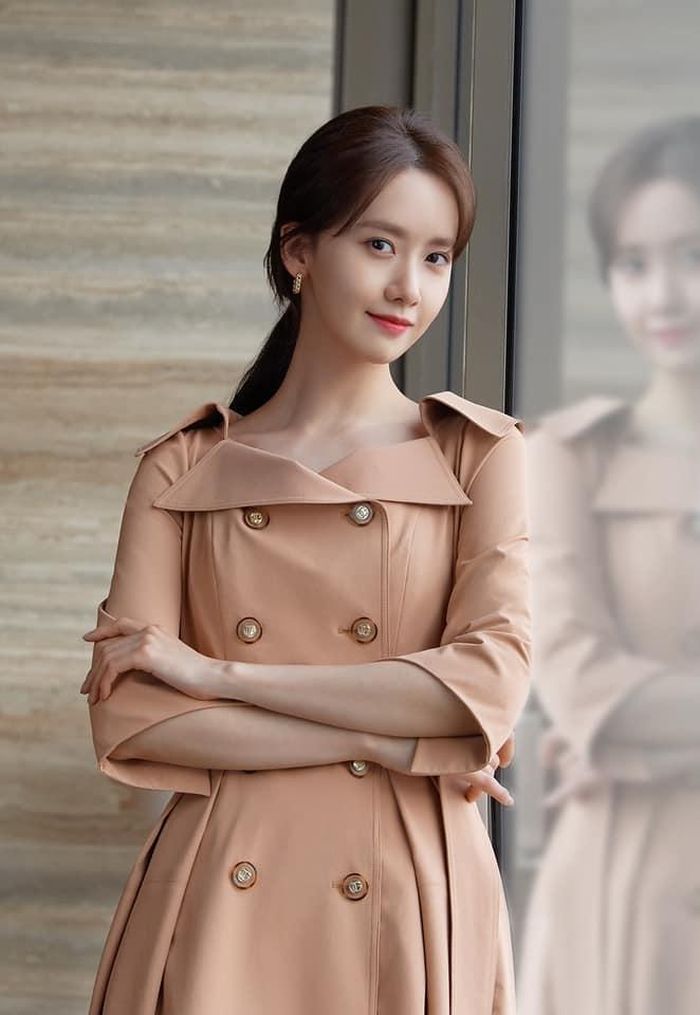 Ở set đồ khác, Yoona diện mẫu váy sơ mi mang tông cam đất nền nã. Thiết kế có phần cổ cách điệu, tay lỡ mang cảm giác nữ tính, thu hút. Cô chọn kiểu tóc buộc thấp và trang điểm nhẹ nhàng.