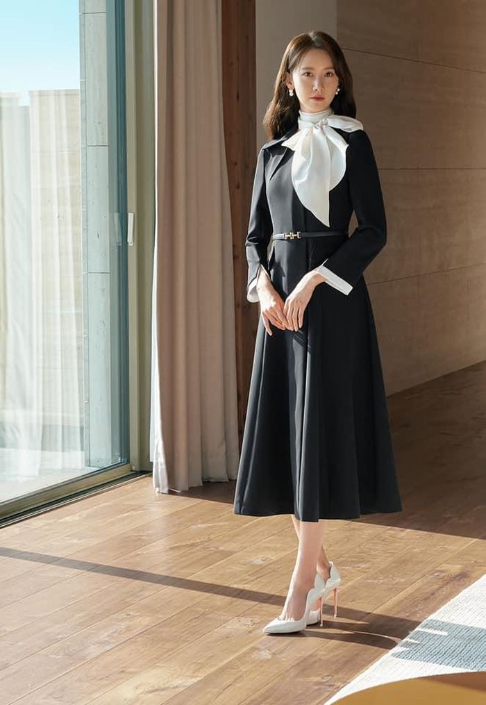 Với bộ cánh này bạn còn có thể mix thêm cùng áo blouse cổ cao và giày cao gót trắng.