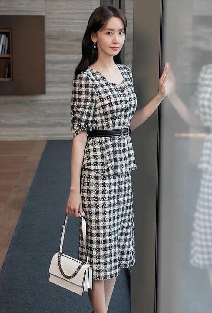 Set đồ vải tweed họa tiết luôn là set đồ đơn giản nhưng cực kỳ hợp với nàng công sở, đủ nền nã thanh tao lẫn cổ điển nữ tính.