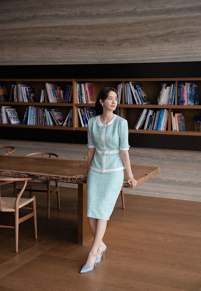 Muốn thêm chút màu sắc cho set đồ tới công sở thì bạn có thể chọn diện set đồ mang tông màu nổi một chút như Yoona. Tông màu xanh ngọc mang cảm giác nữ tính, cô mix thêm cùng giày cao gót màu xanh để tạo sự đồng bộ.