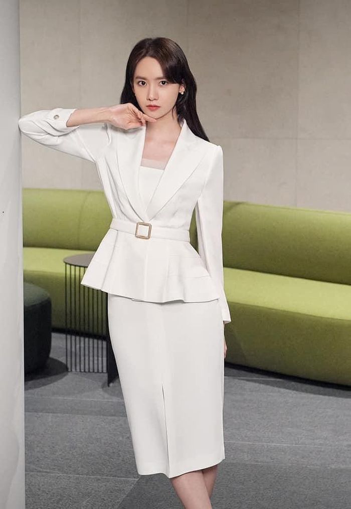 Style chuẩn công sở của Yoona trong bộ ảnh mới có thể thành hình mẫu để các chị em học hỏi theo. Vẫn là set đồ công sở nền nã nhưng khi chọn kiểu áo peplum mix cùng chân váy, cô vừa khoe được vóc dáng thon thả, vòng eo mảnh mai mà không làm mất đi nét nền nã. Về phần phụ kiện, cô chỉ đeo thắt lưng đồng bộ với váy áo, để tóc buông xõa đơn giản,