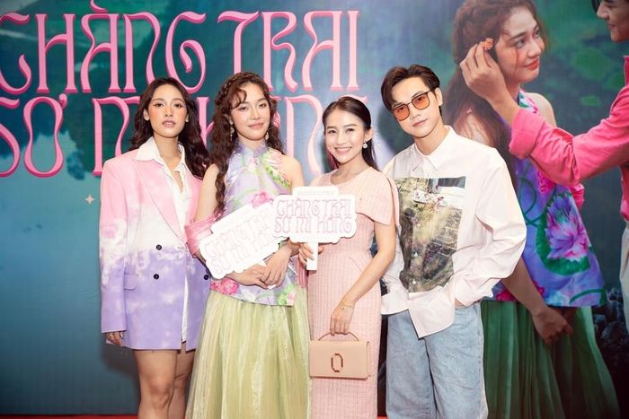 Ca sĩ Jsol (ngoài cùng bên phải) và Cara (ngoài cùng bên trái) đến ủng hộ Hoàng Duyên