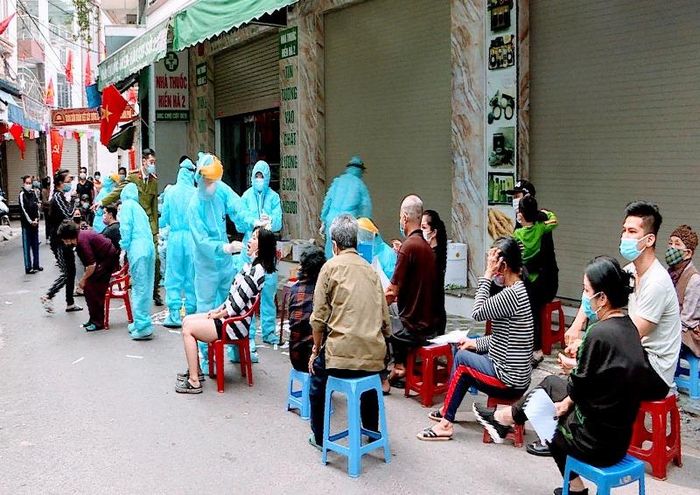 Lấy mẫu xét nghiệm SARS-CoV-2 trong khu vực phong tỏa tại Hải Phòng. (Ảnh minh họa)