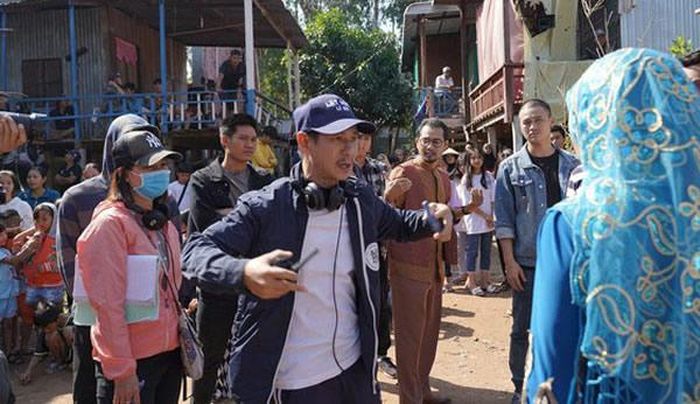 Đạo diễn Lý Hải chỉ đạo một cảnh quay trên phim trường.