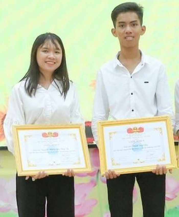 Hai tân thủ khoa Trường ĐH Trà Vinh Nguyễn Khánh Bảo Thúy Vy (trái) và Thạch Nhựt Hào (phải).