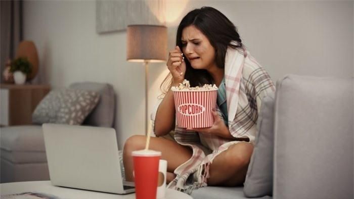 Vi khuẩn bị tiêu diệt tiếp xúc với nước mắt: Nước mắt chứa một loại protein gọi là lysozyme – có thể tiêu diệt các phân tử có hại cho sức khỏe và giết chết các vi khuẩn có hại.