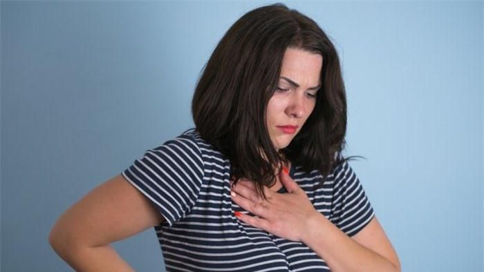 Bạn sẽ cảm thấy như bị nghẹn ở cổ: Đó là điều cơ thể chúng ta cảm nhận được khi khóc, có cảm giác rằng chúng bị tích và nghẹn lại ở cổ họng.