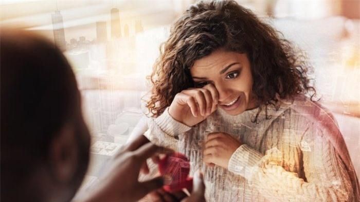 Não bộ sẽ không quan tâm ngay cả khi bạn đang hạnh phúc hay lo sợ: Con người chúng ta có thể khóc vì bất cứ lý do gì: hạnh phúc, bị sợ hãi hay lo lắng… Tuy nhiên, não bộ của chúng ra thậm chí không thể nhận biết được lý do vì sao bạn lại khóc. Có một vùng nhỏ của não được gọi là vùng dưới đồi, khi bạn hạnh phúc, buồn bã, căng thẳng vùng này sẽ nhận được cái tín hiệu và phản ứng ra bên ngoài bằng việc khóc.