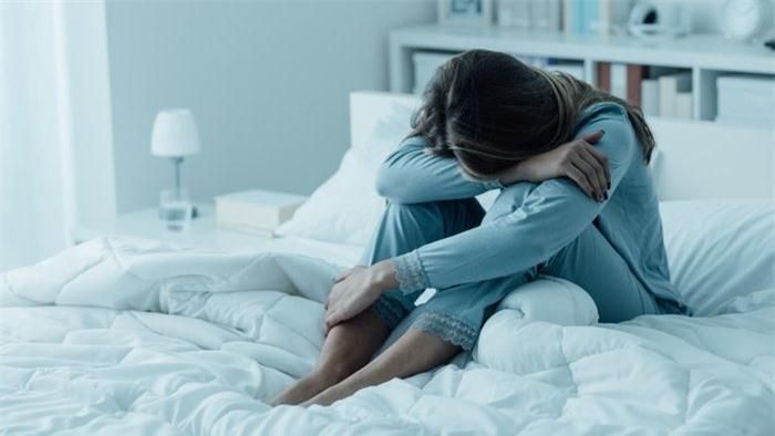 Khóc cũng khiến bạn tồi tệ hơn: Bạn có thể khóc ở những nơi riêng tư, ở nhà hay cùng chia sẻ cảm xúc với bạn bè hoặc người thân. Tuy nhiên, khóc cũng sẽ kiến bạn trở nên yếu đuối hơn trong mắt người khác và cũng có thể kiến bạn cảm thấy tồi tệ hơn.