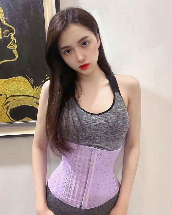 Vốn là Hoa hậu chuyển giới sở hữu sắc vóc mượt mà, Hương Giang vừa qua cũng làm dân tình "trố mắt ngạc nhiên" khi đăng ảnh đeo đai corset. Theo cô nàng chia sẻ: "Sau Tết ai lo béo bụng chứ Giang thì không, vì có bảo bối cả rồi." Điều này làm dân tình dễ dàng đoán được rằng nàng Hậu chắc chắn đang muốn "siết chiếc eo" và định hình đường cong vóc dáng.