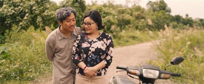 Bên cạnh câu chuyện quá đời và những cao trào tạo nên nhiều cú vỡ òa cảm xúc làm khán giả “khóc trôi rạp”, "Bố già" bản điện ảnh còn được yêu thích bởi các tình tiết hài duyên dáng, đặc biệt là nhân vật Cẩm Lệ của Lê Giang và mối tình của nhân vật này với Ba Sang (Trấn Thành).