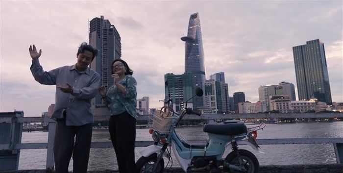 Trong phim, Cẩm Lệ tuy có những biểu cảm “mê trai” yểu điệu đáng yêu, nhưng không hề tấn công dồn dập, cũng không vì thương “crush” mà cố chen vào “drama” của gia đình ông. Ba Sang lại càng không thể hiện gì nhiều cho đến tận cuối phim.