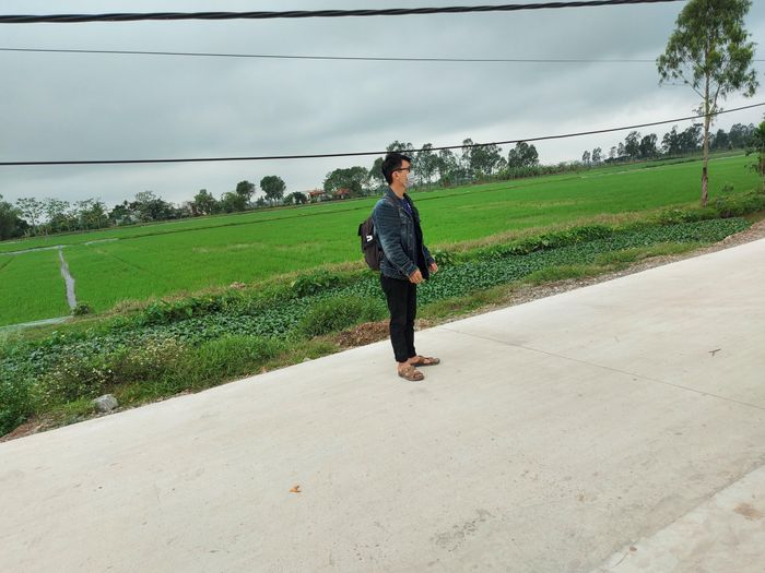 Dây điện võng xuống quá thấp gây nguy hiểm cho trẻ em và người dân sống xung quanh đường dây.