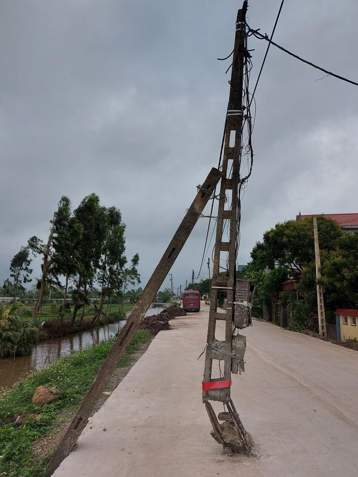 Một cây cột điện đã gãy phải chống đỡ một cây cột điện sắp gãy.
