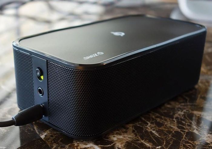  Người dùng không nên vừa sạc vừa mở nhạc qua loa Bluetooth. Ảnh: Android Central. 